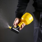 シロアリ予防に使用する薬剤散布器具のイメージ